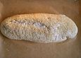 Frischk&auml;sebrotstange mit Kr&auml;utern und Sesamkruste