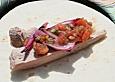 Gegrilltes Schweinefleisch mit feuriger Salsa