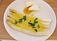 Spargel in Folie mit Sauce Hollandaise und pochierten Eiern