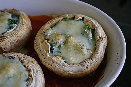 Gef&uuml;llte Riesenchampignons mit Tomatenso&szlig;e