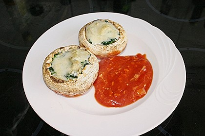Gef&uuml;llte Riesenchampignons mit Tomatenso&szlig;e 2