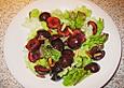 Blattsalat mit Kirschen