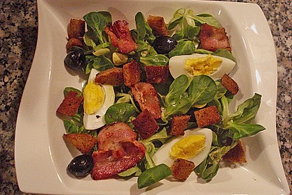 Gr&uuml;ner Salat mit Ei und Speck