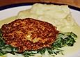 Quinoa-Bratlinge auf Gorgonzolaspinat