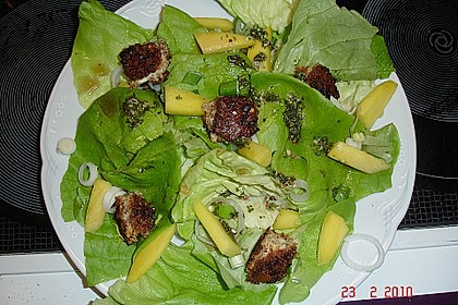 Blattsalat mit Mango und Schafskäse 35