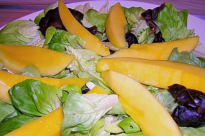 Blattsalat mit Mango und Schafskäse 54