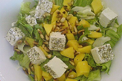Blattsalat mit Mango und Schafskäse 50