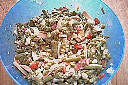 Bohnensalat mit  Ei, Tomate und Wurst