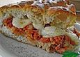 Fladenbrot mit Thunfisch, Mozzarella und Tomaten