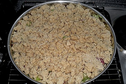 Rhabarberkuchen mit Vanillecreme und Streusel 170