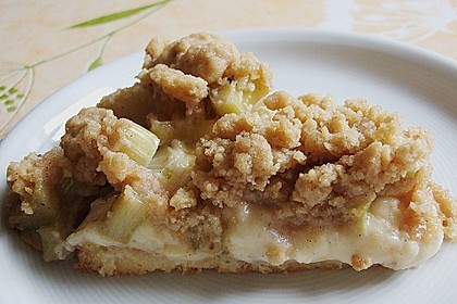 Rhabarberkuchen mit Vanillecreme und Streusel 155