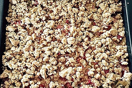 Rhabarberkuchen mit Vanillecreme und Streusel 196