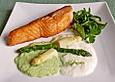 Gebratener Lachs auf wei&szlig;er und gr&uuml;ner Spargelsauce