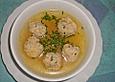 Consomm&eacute; mit Fischkl&ouml;&szlig;chen