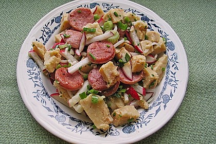 Semmelkn&ouml;delsalat mit Bratwurst