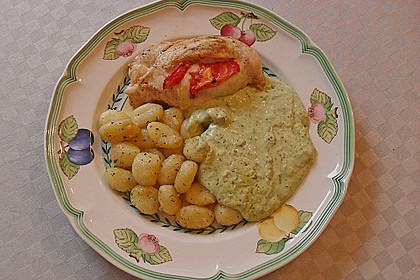 Kr&auml;utergnocchi mit Basilikumsauce und H&auml;hnchenbrustfilet