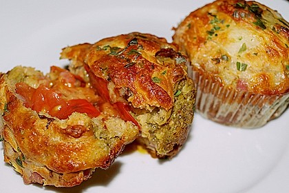 Gef&uuml;llte, deftige Muffins mit Tomate und Schinken