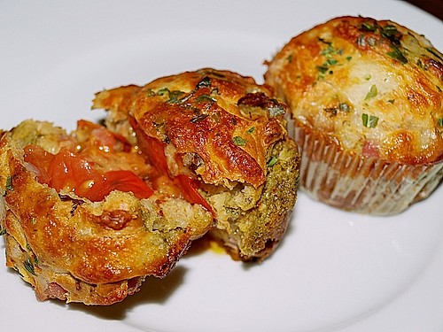 Gefüllte, deftige Muffins mit Tomate und Schinken (Rezept mit Bild ...