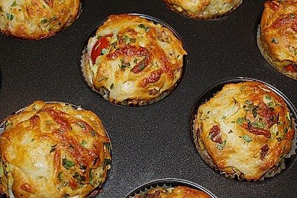 Gef&uuml;llte, deftige Muffins mit Tomate und Schinken 1