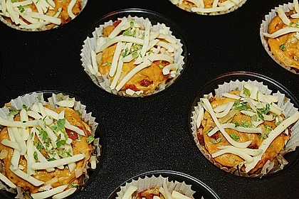 Gef&uuml;llte, deftige Muffins mit Tomate und Schinken 2