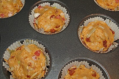 Gef&uuml;llte, deftige Muffins mit Tomate und Schinken 3
