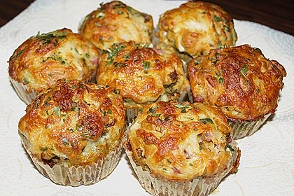Gef&uuml;llte, deftige Muffins mit Tomate und Schinken 4