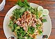Thail&auml;ndischer sauerscharfer Fischsalat mit gr&uuml;nen Mangos und Kr&auml;utern