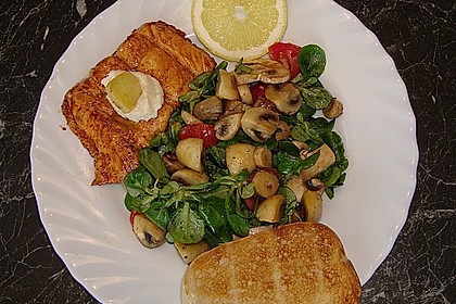 Gebratener Lachs mit Feldsalat