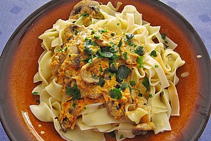 Nudeln mit Champignon-Karotten-Sahnesauce