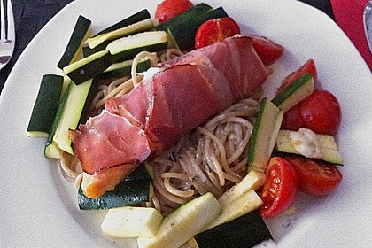 Lachs im Nudelbett