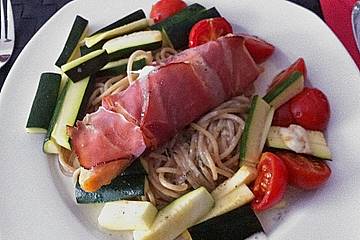 Lachs im Nudelbett