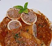 Mit Hackfleisch und Garnelen gef&uuml;llte Tintenfischtuben in pikanter Tomatensauce (Bild)