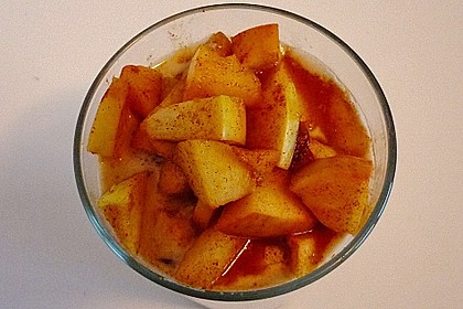 Ged&uuml;nstete Birne mit geriebener Haselnuss