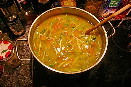 Kartoffelcremesuppe mit Gem&uuml;seeinlage und W&uuml;rstchenscheiben