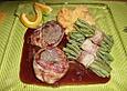 K&auml;nguru auf Rotwein-Preiselbeersauce mit Bohnenp&auml;ckchen und Karottenp&uuml;ree