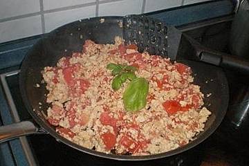 Gebratener Feldsalat mit Tomaten und Tofu