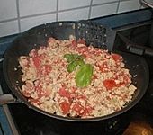 Gebratener Feldsalat mit Tomaten und Tofu (Bild)
