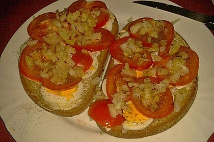 Schlemmerbrot mit Ei, Tomate, Zwiebeln