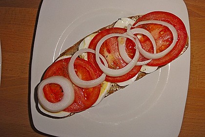 Schlemmerbrot mit Ei, Tomate, Zwiebeln 1