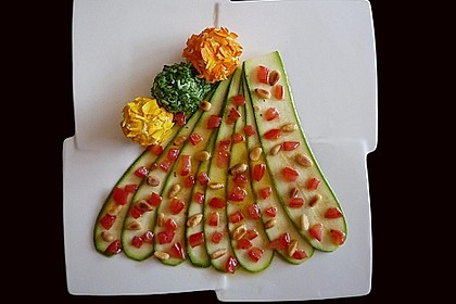 Zucchinicarpaccio mit Tomatenvinaigrette und Frischk&auml;seb&auml;llchen