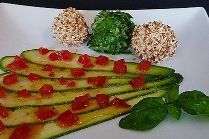 Zucchinicarpaccio mit Tomatenvinaigrette und Frischk&auml;seb&auml;llchen 1