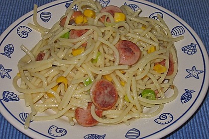 Nudelsalat mit Lauchzwiebeln und Mais