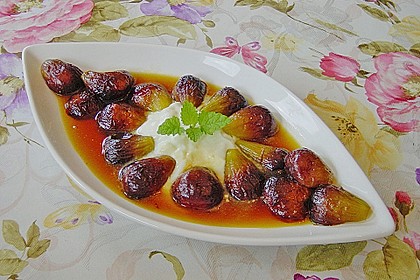 Frische Feigen in Sirup mit griechischem Joghurt