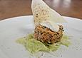 Tatar vom Lachs auf gehobeltem Fenchel mit Wasabi-Cr&egrave;me fra&icirc;che und Knuspersegel