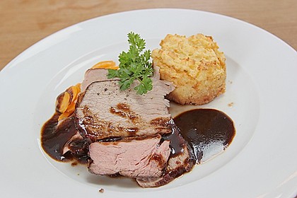 Saftige NT-Kalbsnuss an glacierten M&ouml;hren und Kartoffelsouffl&eacute;