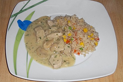 botos Putengeschnetzeltes "F&ouml;rsterin Art" in Sahneso&szlig;e mit Champignons und Gem&uuml;sereis