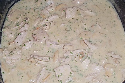 botos Putengeschnetzeltes "F&ouml;rsterin Art" in Sahneso&szlig;e mit Champignons und Gem&uuml;sereis 1