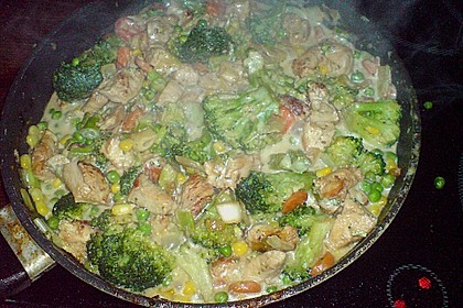 Fleisch mit Gem&uuml;se in Erdnusssauce