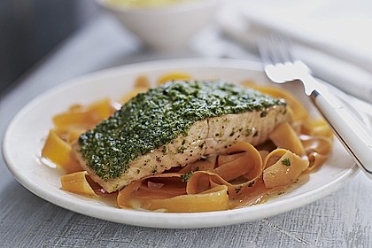 Norwegischer Lachs mit Pesto und Orangen-M&ouml;hren