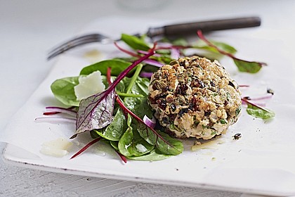 Lachstatar mit sonnengetrockneten Tomaten, Oliven und Kapern